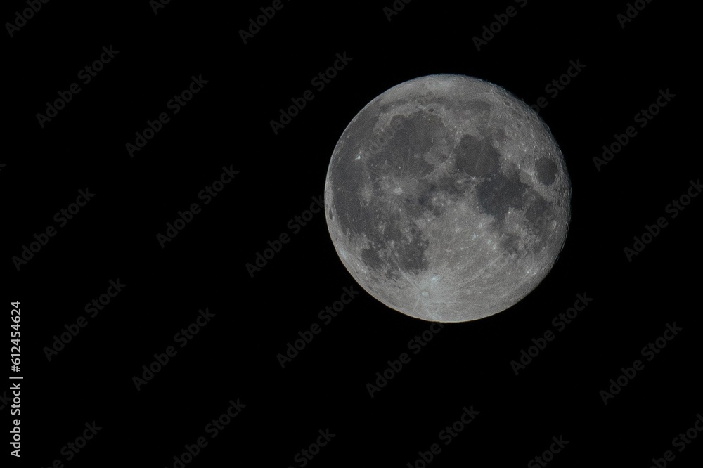 Obraz premium Close-up view of a gray full moon in the black night sky