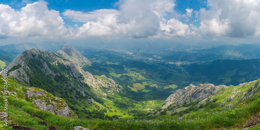 Fototapeta premium Desde el monte Anboto mirando al valle del Duranguesado