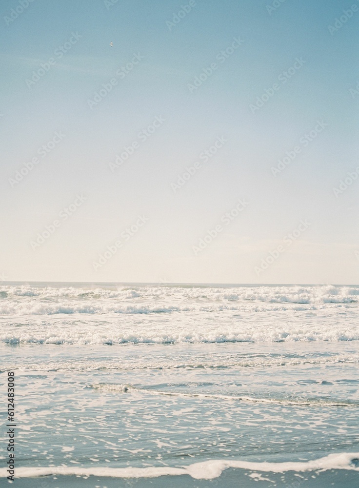Obraz premium Beautiful shot of calm blue waves
