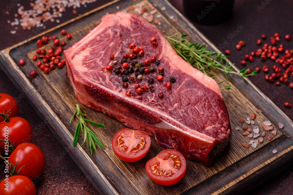 Fresh juicy raw new york beef steak with salt, spices and herbs - obrazy, fototapety, plakaty 