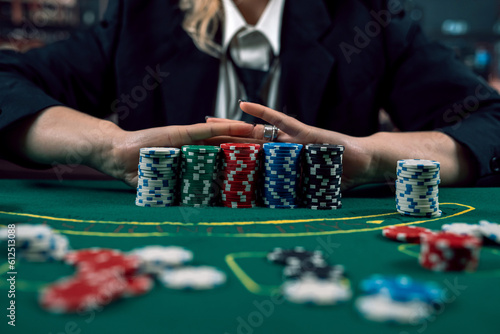 Foto Woman dealer or croupier shuffling poker cards in casino holding two playing cards