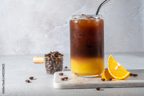 Foto Bumble coffee mix with orange juice and cold brew coffee with ice