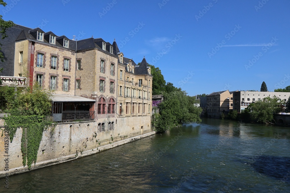 La rivière Meuse, ville de Sedan, département des Ardennes, France