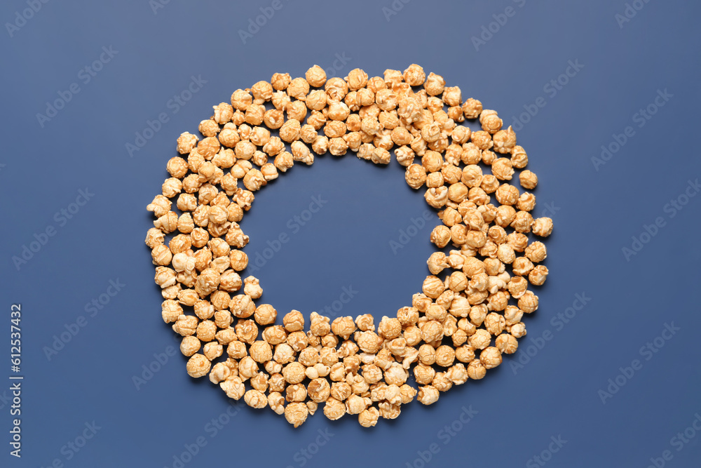 Obraz premium Frame made of crispy popcorn on blue background