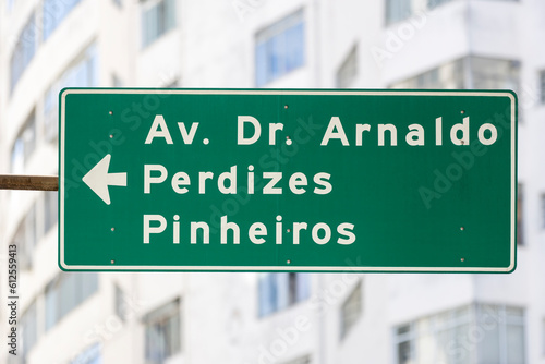 Placa indicativa de rua (Dr. Arnaldo, Perdizes, Pinheiros) em São Paulo, Brasil