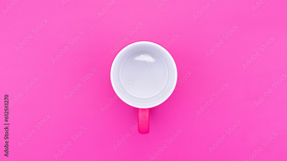 Φωτογραφία Top view of an empty cup isolated on a pink background