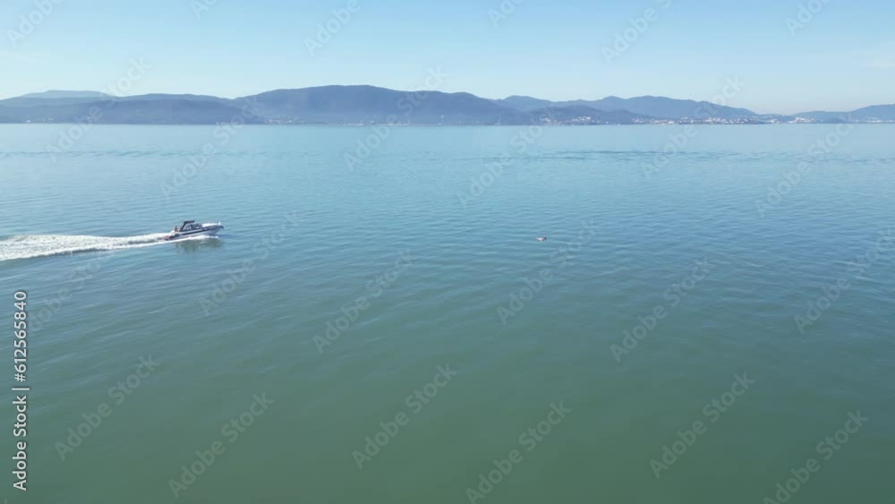 Barco Lancha Iate Mar Wakeboard Viagem Viajar Turismo Férias Atividade Ar Livre Verão Esporte Aquático Wake Ilha Litoral Florianópolis Floripa Oceano Atlântico Lago Água Mata Atlântica Náutica Drone Barco Lancha Iate Mar Wakeboard Viagem Viajar Turismo Férias Atividade Ar Livre Verão Esporte Aquático Wake Ilha Litoral Florianópolis Floripa Oceano Atlântico Lago Água Mata Atlântica Náutica Drone