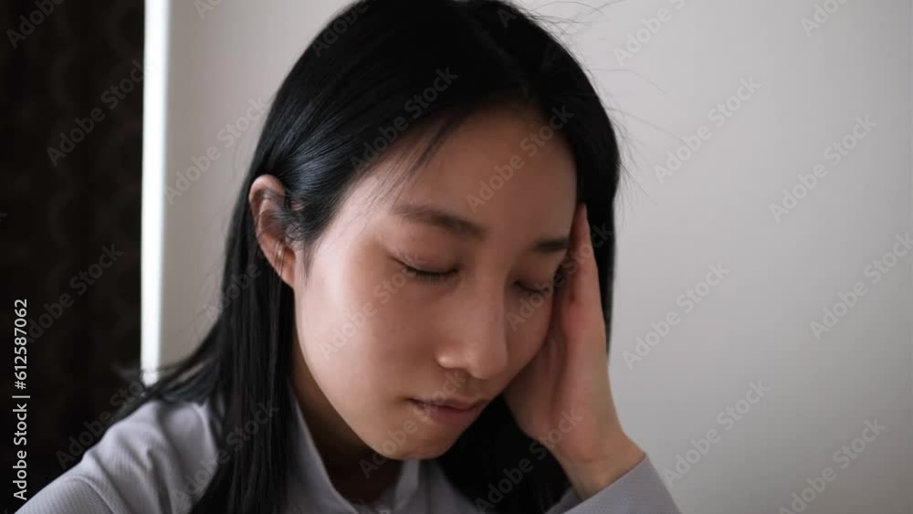 気分が落ち込んでいる若い女性のクローズアップ 気分が落ち込んでいる若い女性のクローズアップ