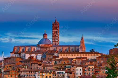Beautiful shot of the Duomo di Siena and the cityscape in Italy © Jun Luo (john)/Wirestock Creators