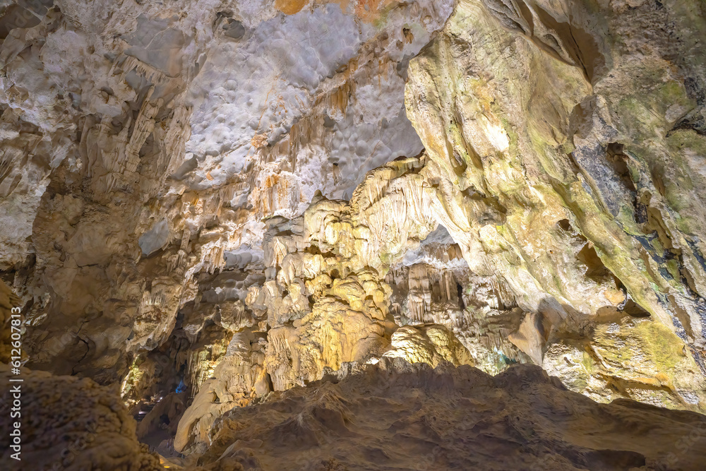 Beautiful flowstone and stalactites in Thien Cung Cave (Heavenly Palace ...