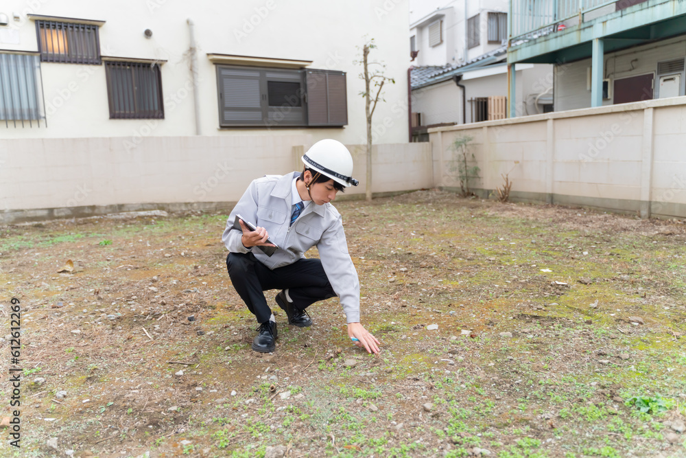 住宅の更地を調査するビジネスマン
住宅の更地を調査するビジネスマン