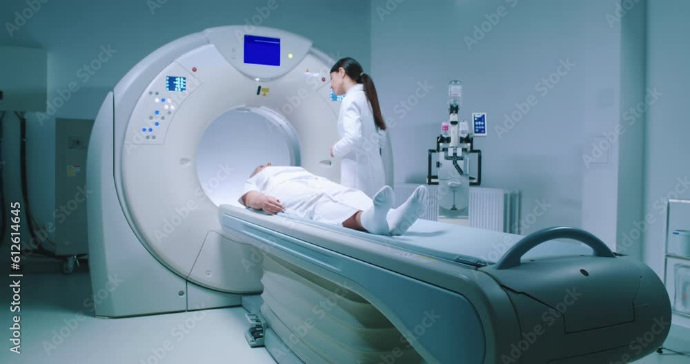 Vídeo do Stock Female medical worker dressed up in gown before MRI