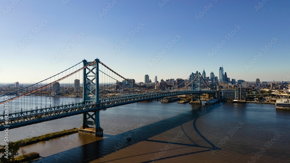 Obraz premium View of the Benjamin Franklin Bridge over the Delaware river in Philadelphia, Pennsylvania, USA