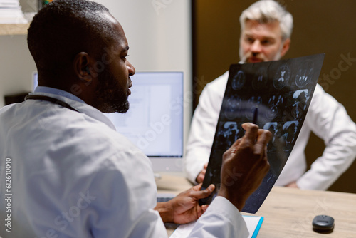 Medical colleagues teamwork tomography analyse