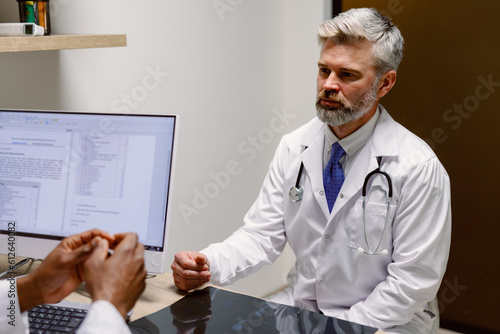 Brainstorm physician explain clinician analyse photo