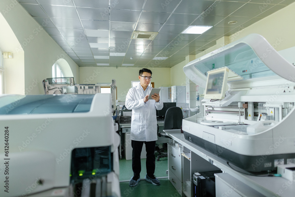 Worker analysis scientific biotechnology indoors Worker analysis scientific biotechnology indoors