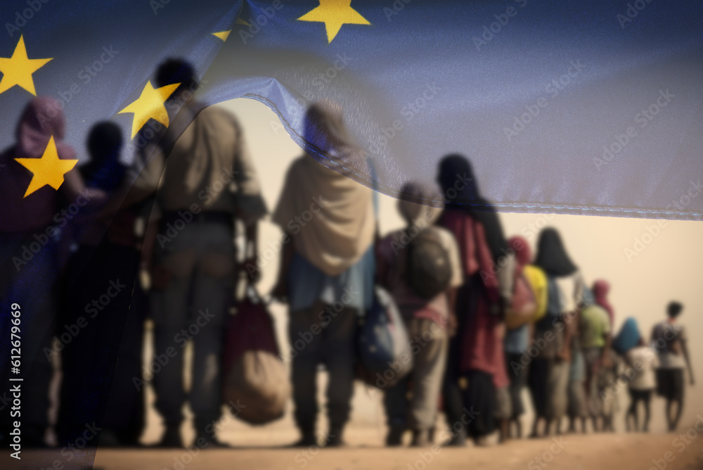 Eine Gruppe von Migranten und Flagge der Europäischen Union EU