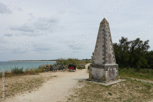 La belle plage de la Conche des baleines, à proximité du phare des Baleines, au nord de l'île de Ré photo