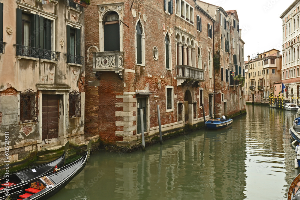 Venezia e le sue calli e canali in un giorno di pioggia