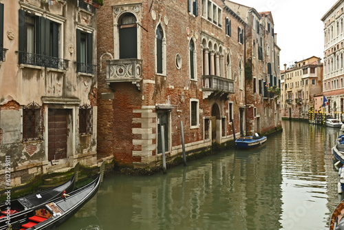 Venezia e le sue calli e canali in un giorno di pioggia © lamio