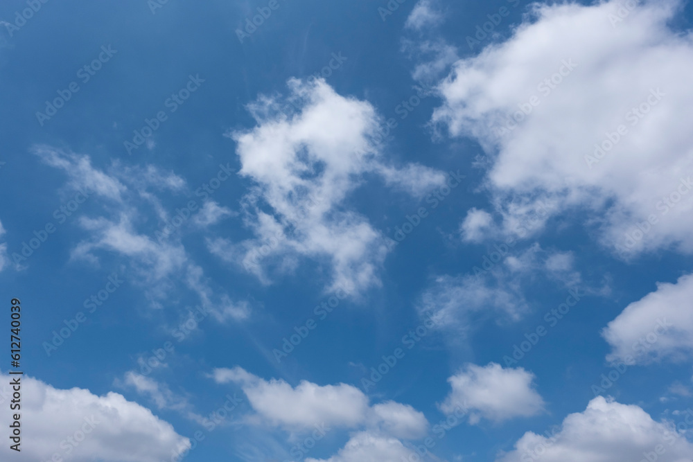 夏、梅雨明け、さわやかな晴天の青空と折り重なったふわふわの積乱雲の背景　夏休み・天気・アウトドア・旅行・バカンスのイメージ