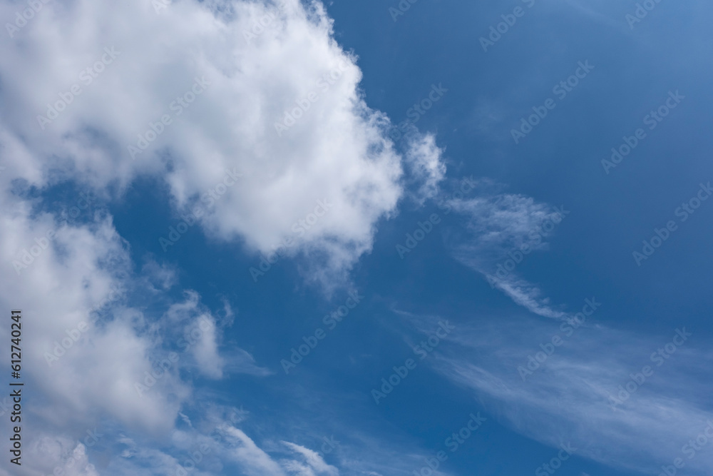 Obraz premium 夏、梅雨明け、さわやかな晴天の青空と折り重なったふわふわの積乱雲の背景 夏休み・天気・アウトドア・旅行・バカンスのイメージ