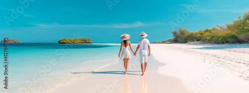 Fotografia young couple walking on white sand beach on paradise island