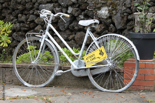Bicicletta decorativa bianca, vintage, con cartello 