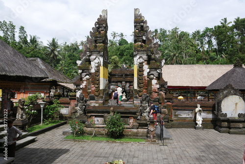 Balinesisches Tor Gapura auf Bali photo
