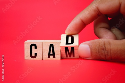 Foto wooden cube with the letters CAD and CAM