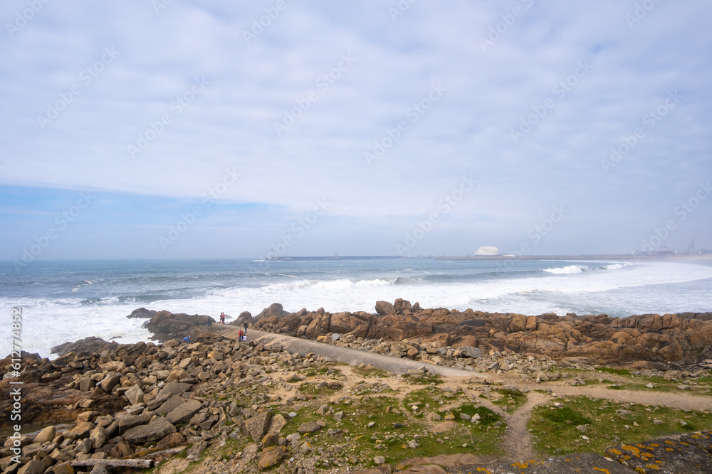 Atrapa la serenidad del mar de Oporto con sus aguas cristalinas y su brisa salada. Disfruta de la belleza de la costa atlántica y deja que la magia del océano inspire tus sentidos.