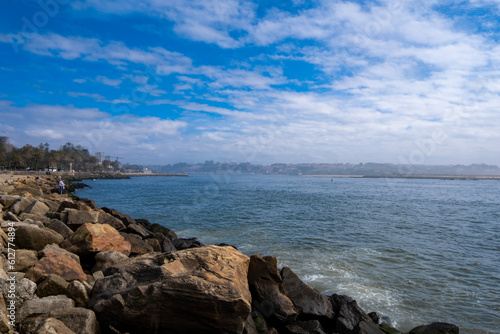 Atrapa la serenidad del mar de Oporto con sus aguas cristalinas y su brisa salada. Disfruta de la belleza de la costa atlántica y deja que la magia del océano inspire tus sentidos.