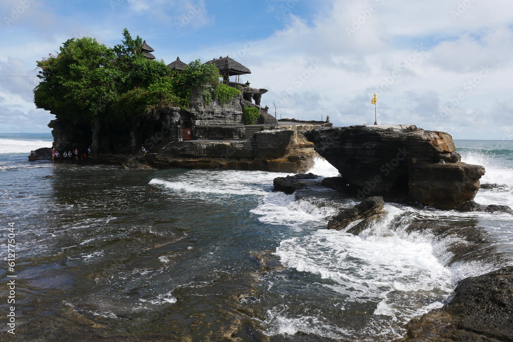 Meer und Felseninseln mit Tempel auf Bali Meer und Felseninseln mit Tempel auf Bali