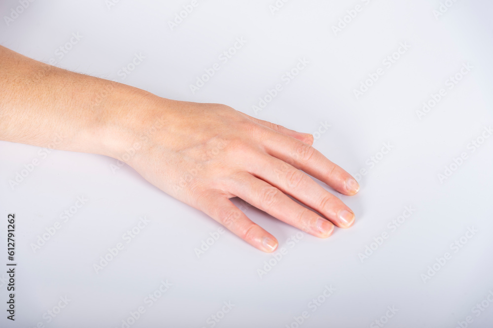 imagen detalle mano derecha sobre fondo gris claro 