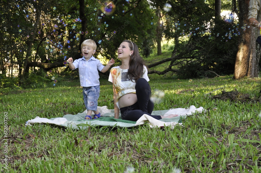 mãe e filho felizes no parque mãe e filho felizes no parque