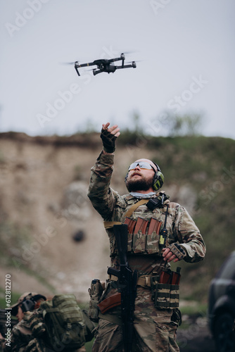 Cuadro en lienzo Portrait of Ukrainian military using a drone