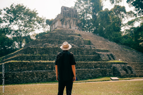 Valokuva Hiker man with a hat looking at ancient Mayan ruins