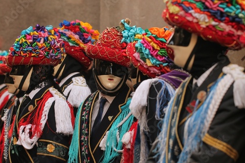 maschere tradizionali di ballerini al carnevale di Bagolino in provincia di Brescia