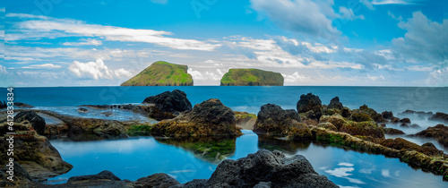 Ilhéus das Cabras na costa rochosa da Ilha Terceira nos Açores