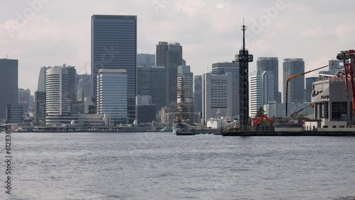 ふ頭から海ごしにビル群を臨む東京の風景。 photo