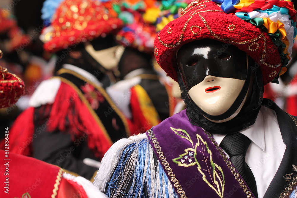 Ballerini con maschera al carnevale tradizionale di Bagolino in provincia di Brescia
