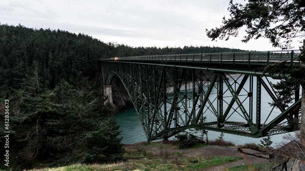 Obraz premium View of the Deception Pass Bridge over the water in Washington state