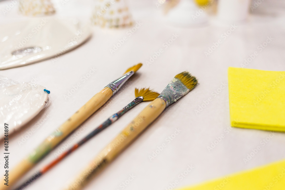 Obraz premium Paintbrushes are lying on the table