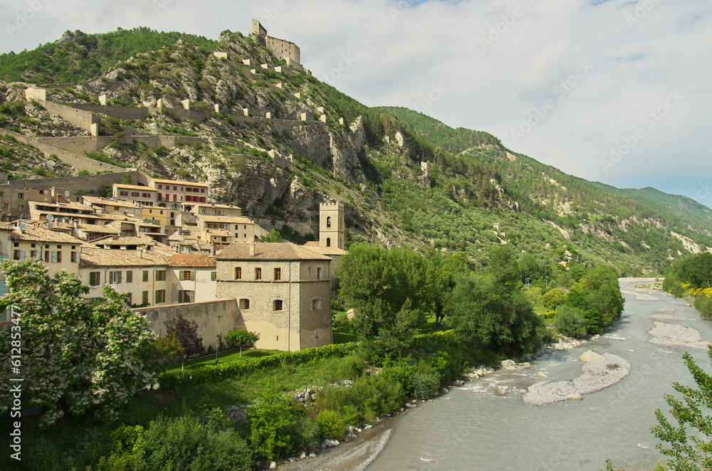 Obraz premium Vieille ville d'Entrevaux et sa citadelle depuis l'extérieur des remparts.