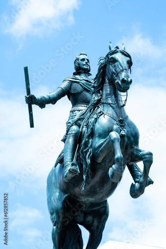 Old statue in a public park in Spain © SETH