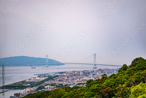 神戸の山の展望台からみた明石海峡大橋と淡路島と神戸の街並み