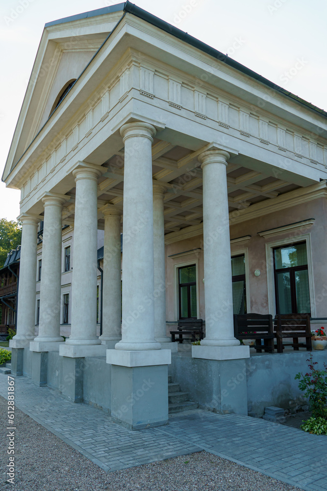 Obraz premium A modern building with columns in the Greek style. The courthouse or the central city council of the government.