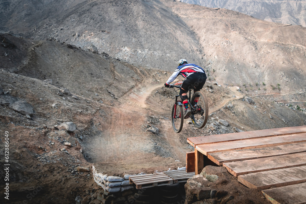 Obraz premium cyclist practicing mountain biking, enduro.