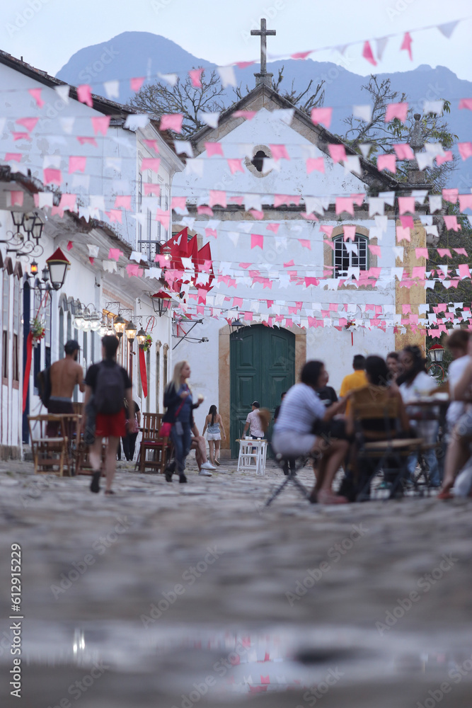 Celebração da Festa do Divino Espírito Santo em Paraty: decoração encantadora que enfeita as ruas da cidade histórica do Rio de Janeiro, tombada como patrimônio mundial pela UNESCO.