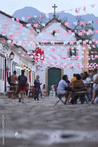 Celebração da Festa do Divino Espírito Santo em Paraty: decoração encantadora que enfeita as ruas da cidade histórica do Rio de Janeiro, tombada como patrimônio mundial pela UNESCO.